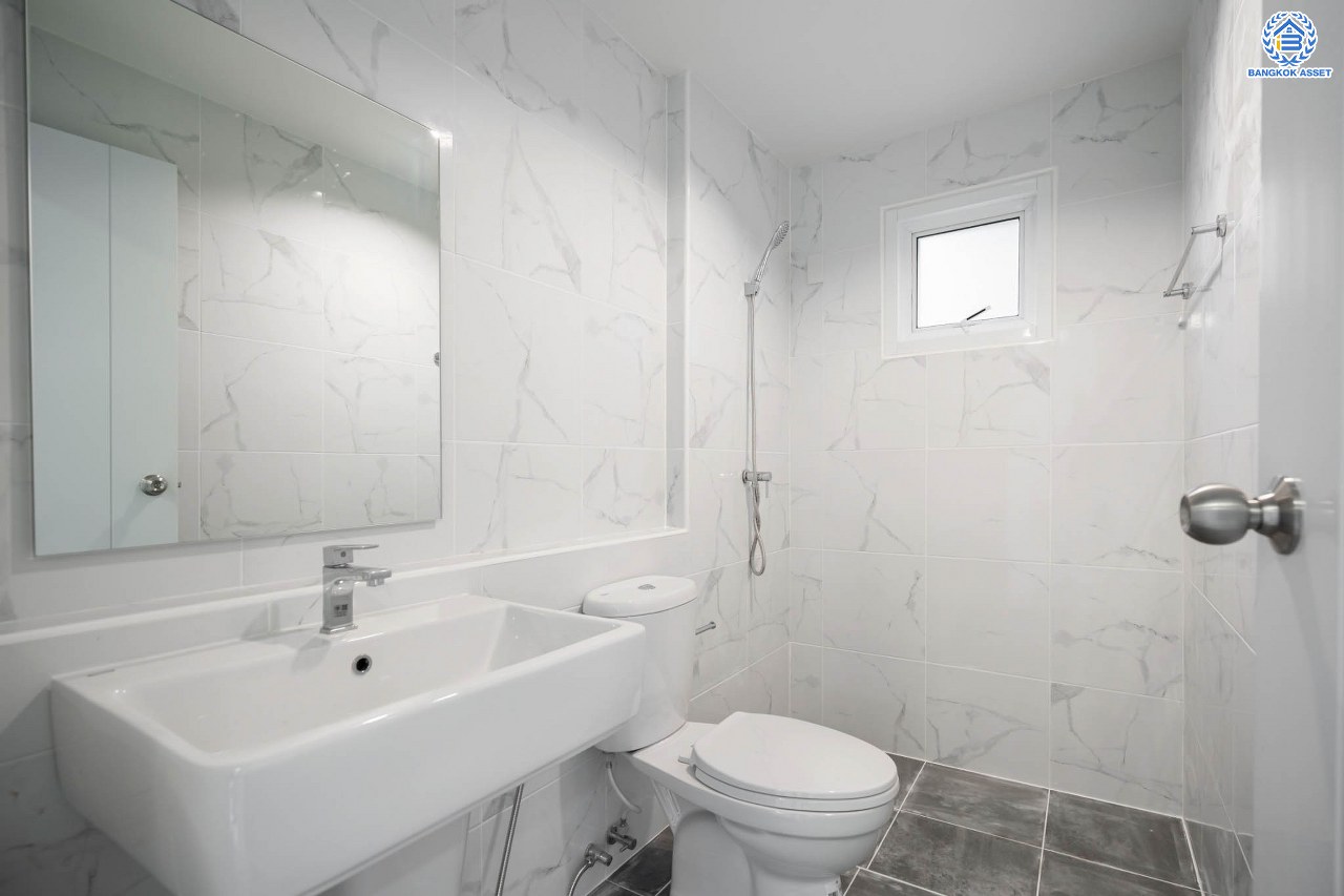 บ้านมือสองตกแต่งใหม่ โครงการ ชวนชื่น เรสซิเด้นซ์พาร์ค2 วัชรพล เนื้อที่ 53.1 ตร.ว. ฟังก์ชัน 3 ห้องนอน 2 ห้องน้ำ จอดรถได้ 1 คัน บนทำเลเชื่อมต่อหลายเส้นทาง ถ.รามอินทรา ถ.สายไหม และ ถ.พหลโยธิน ใกล้สนามบินดอนเมือง ทางด่วน "รามอินทรา-วงแหวนรอบนอก" และรถไฟฟ้าสายสีชมพู "สถานีคูคต"